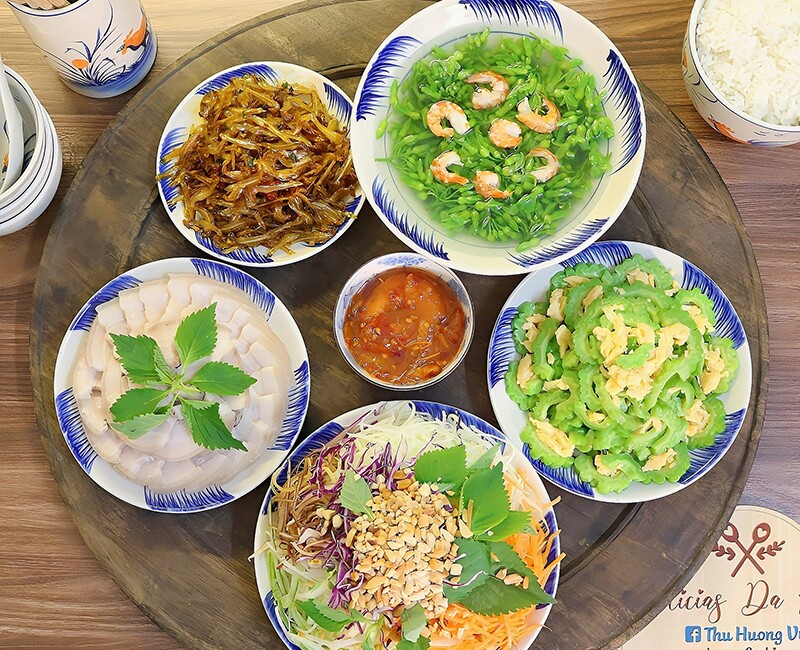Mâm Cơm Đong Đầy Tình Thương